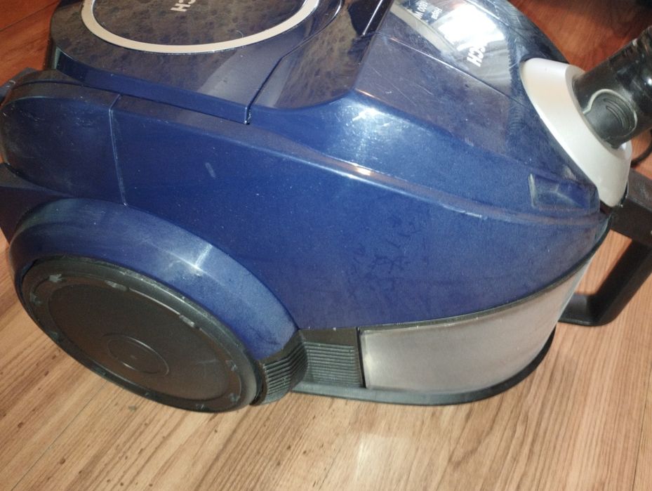 Пылесос Bosch 1800.  С стаканом.