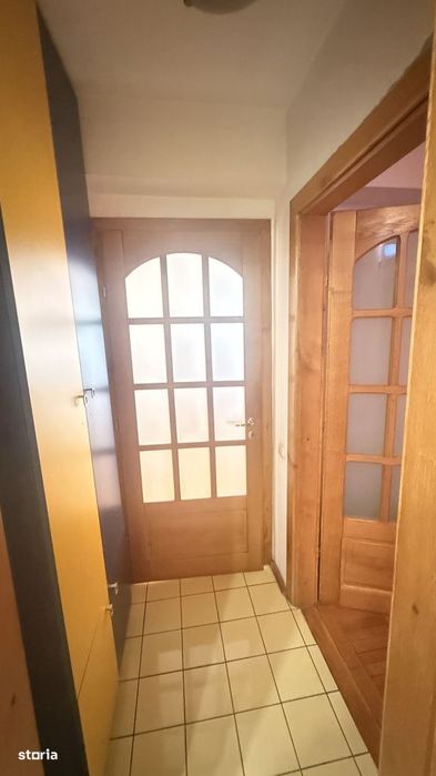 Apartament semidecomandat, Centru – Revoluției, etaj 1, mobilat!