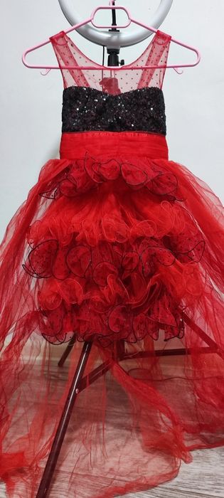 Платье с шелифтом