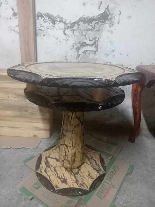 Стол ручной работы из дерева