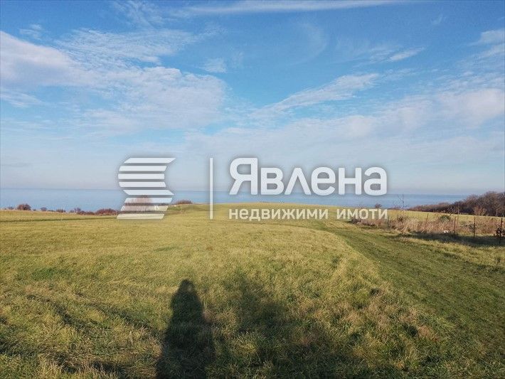 Поземлен имот с каравана, ток и вода над плажа на Варвара