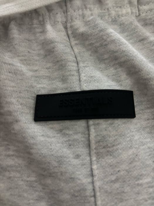 Pantaloni scuti essentials