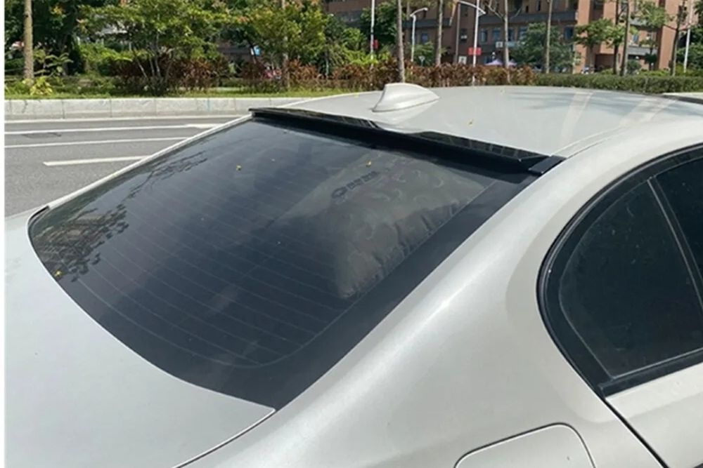 Eleron lip codita luneta BMW Seria 5 G30 2017 - 2019 negru lucios