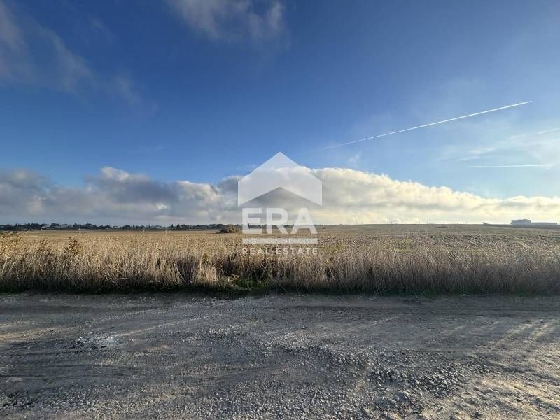 Парцел с морска панорама, разположен в близост до главен път Варна - К