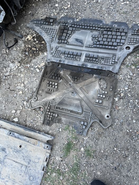 Кори под купето Audi A4 A5 Ауди А4 А5 лява дясна страна под мотор кора