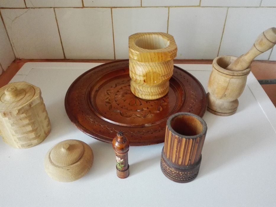 Стари дървени съдове , мотика и ножица и маши за печка.