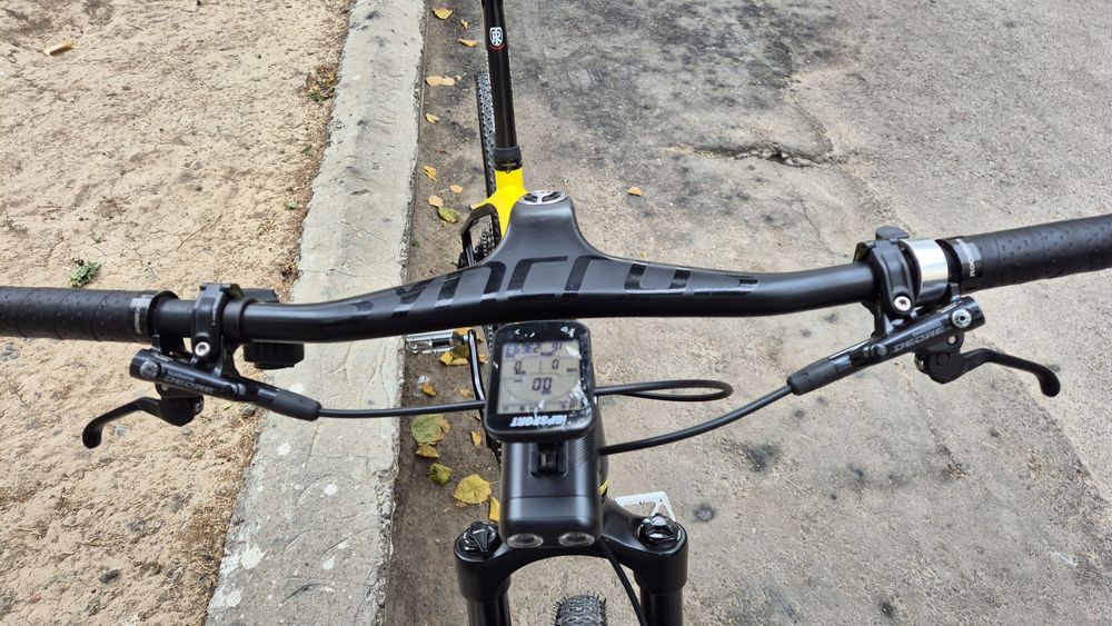 Продам велосипед на карбоновой раме, в идеальном состоянии, торг умест