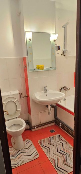 Ofer spre închiriere apartament cu 3 camere