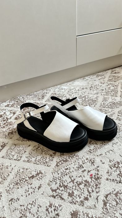 Женские босоножки белые