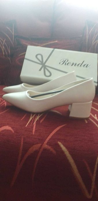 Бели обувки с широк удобен ток