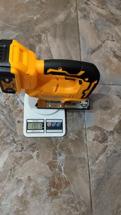 Vand pendular dewalt cu o baterie de 6A