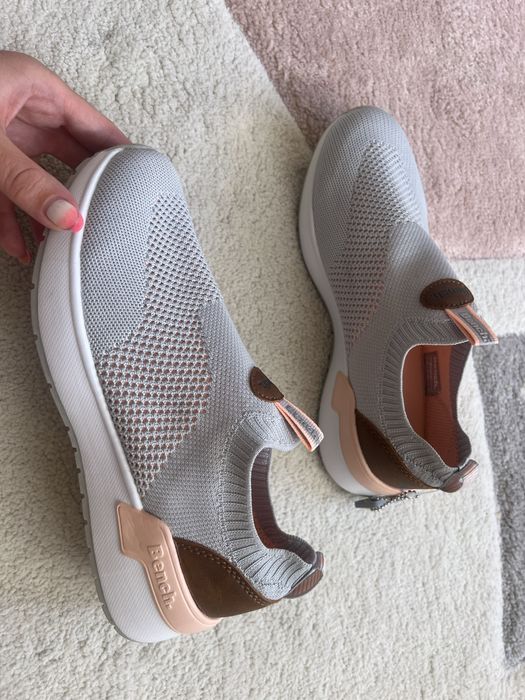 Чисто нови маратонки Bench