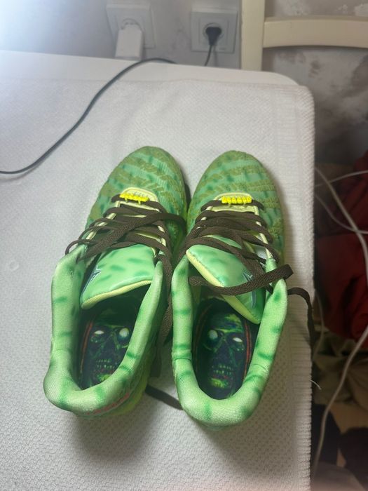 Стильные кроссовки