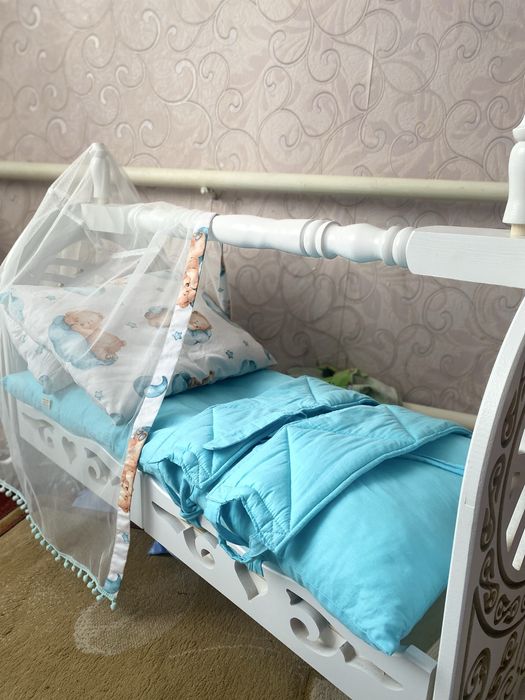 Бесік, көрпешелерімен бірге