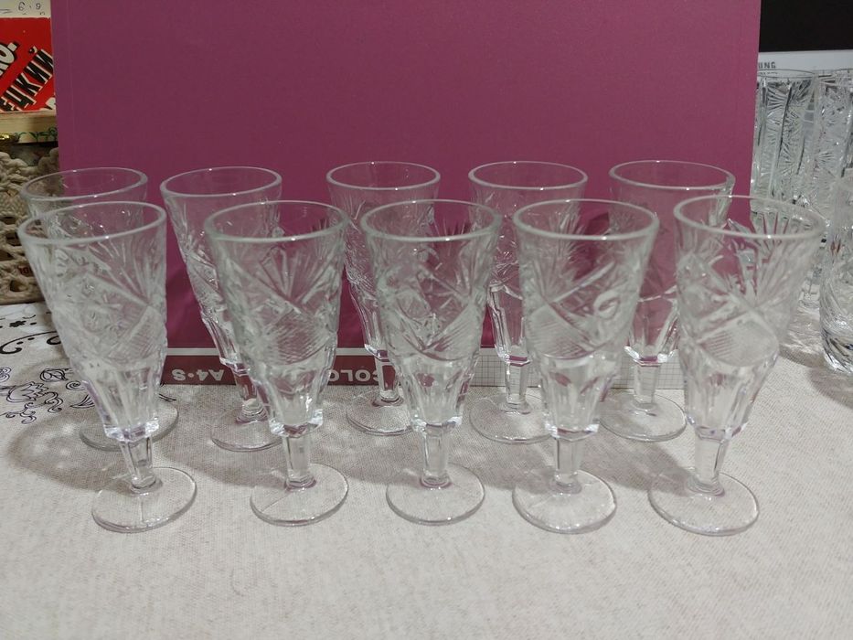 Хрустальные рюмки.