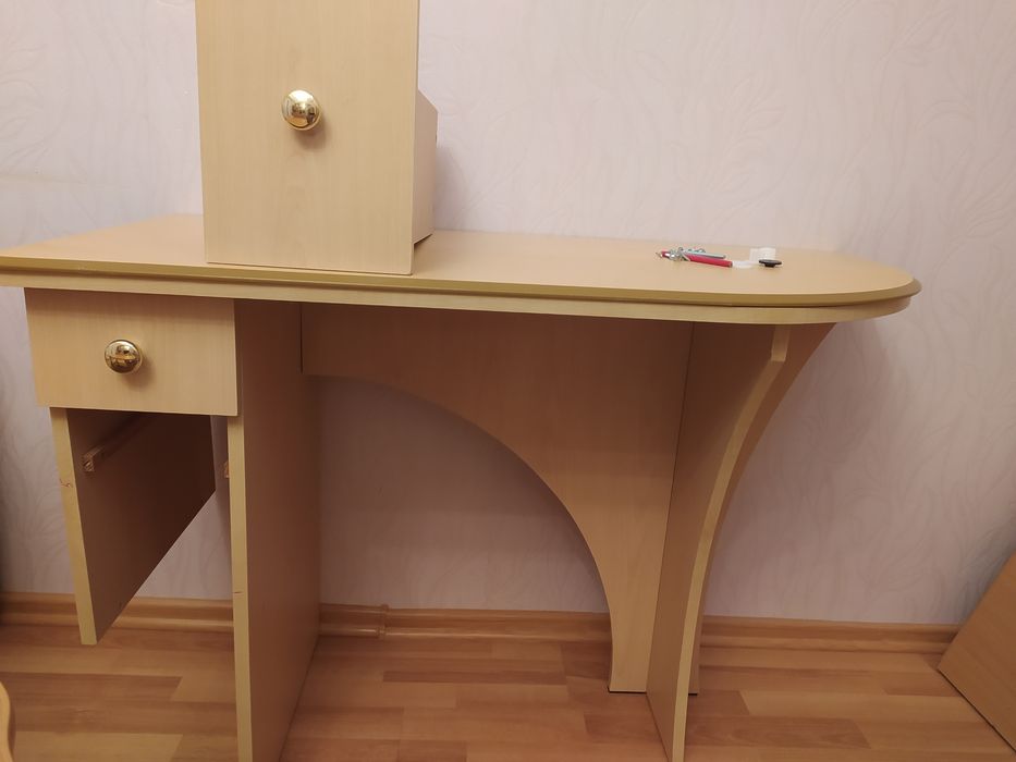 Продам столик-консоль