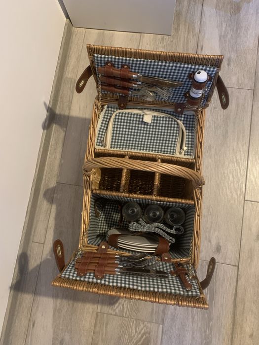 Rezervat - Cos de picnic pentru 4 persoane, cu spatiu termoizolant + pt sticle