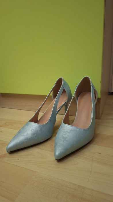 Продавам уникални светлосиньи токчета с цветя.