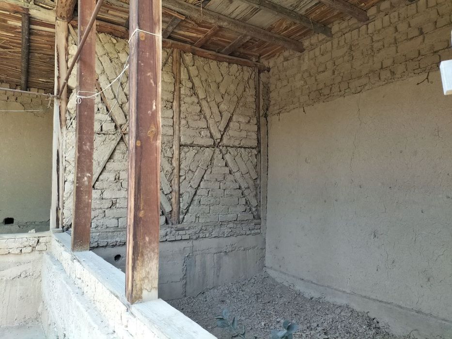 4 sotok yer uchastka.