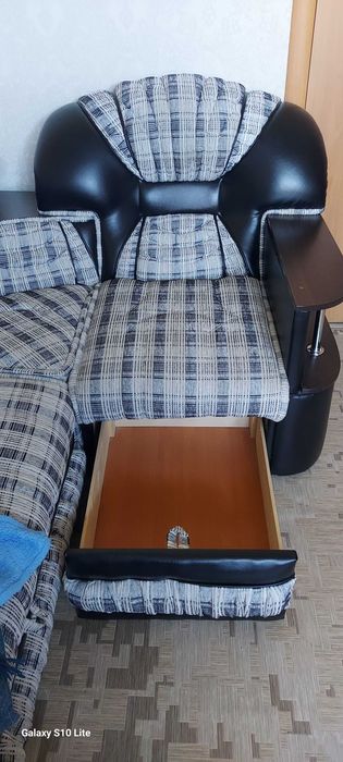 Угловой диван с креслом.