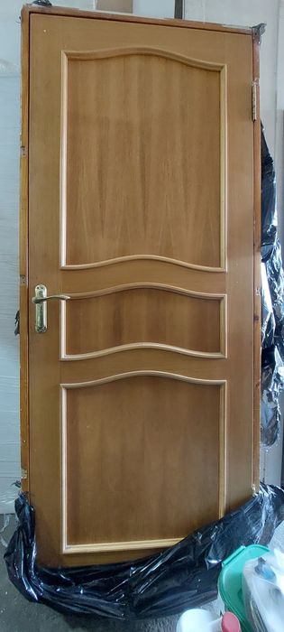 Двери межкомнатные дерево, шпон.