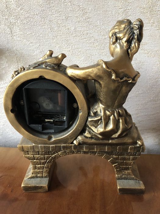 Часы настольные « Девушка с книгой».