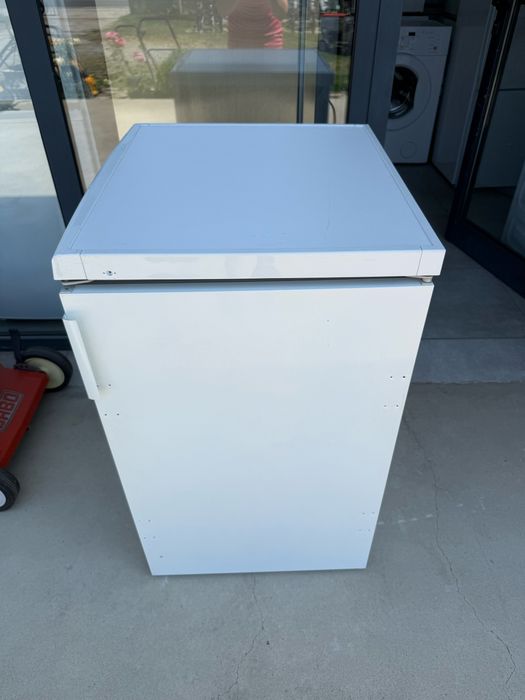 Малък хладилник с камера