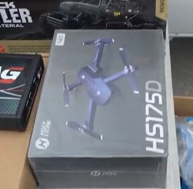 Дрон с кзмера HOLY STONE HS175D