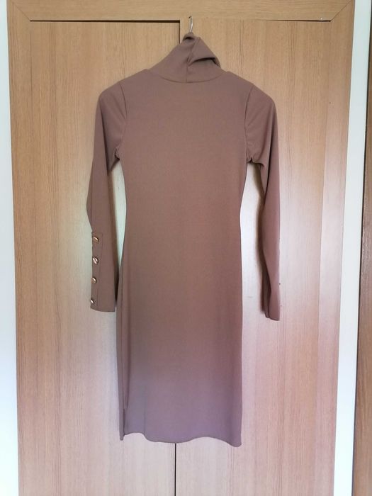 Кафява рокля по тялото