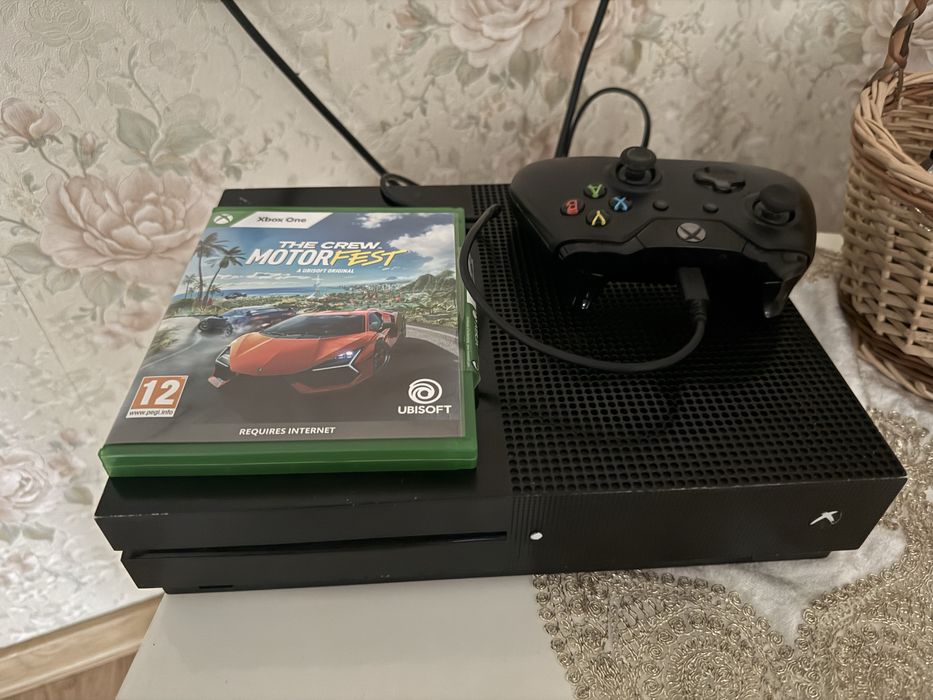 Vand xbox one + maneta + the crew motorfest