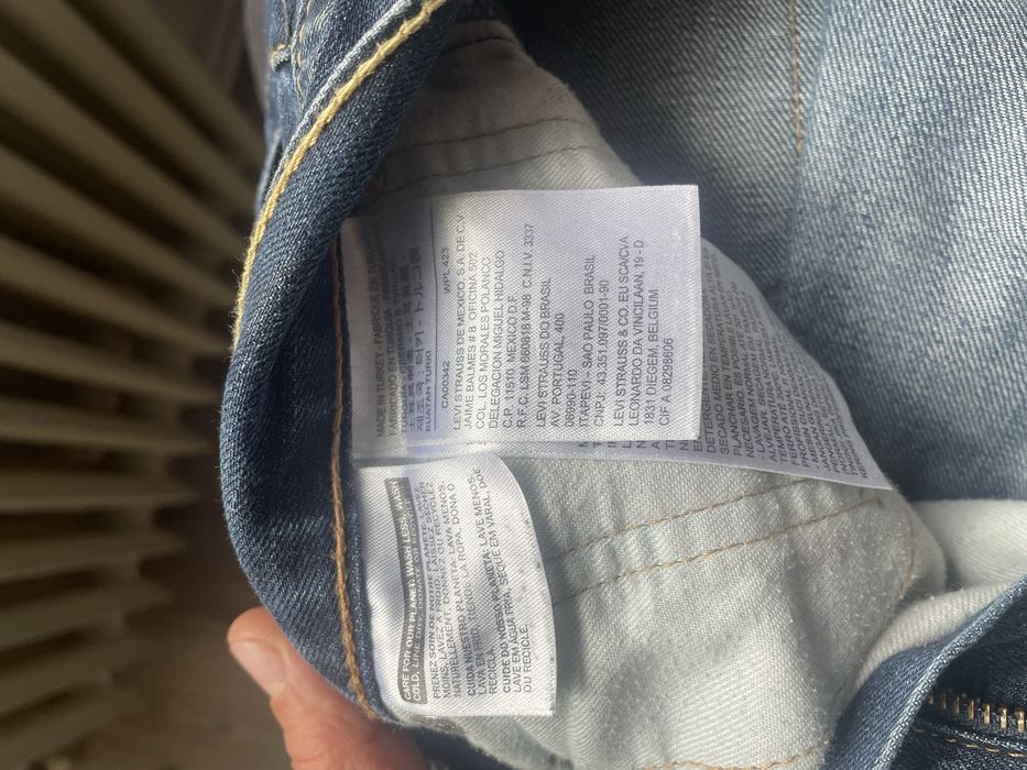 Blugi Levi s barbati