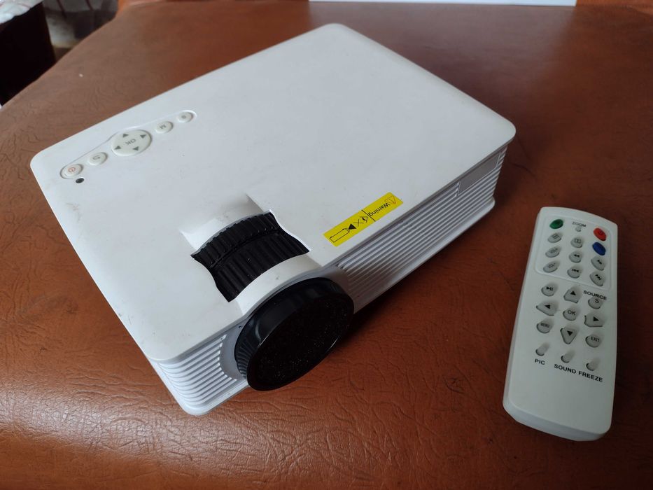 Videoproiector LED cu telecomanda