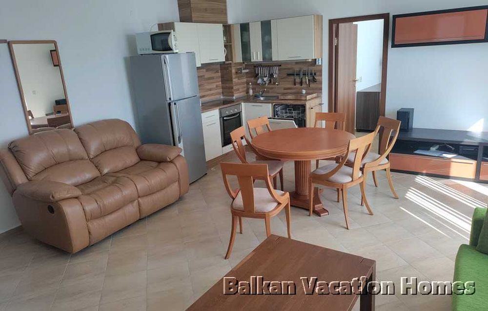 Голям тристаен апартамент с морска панорама в Бяла