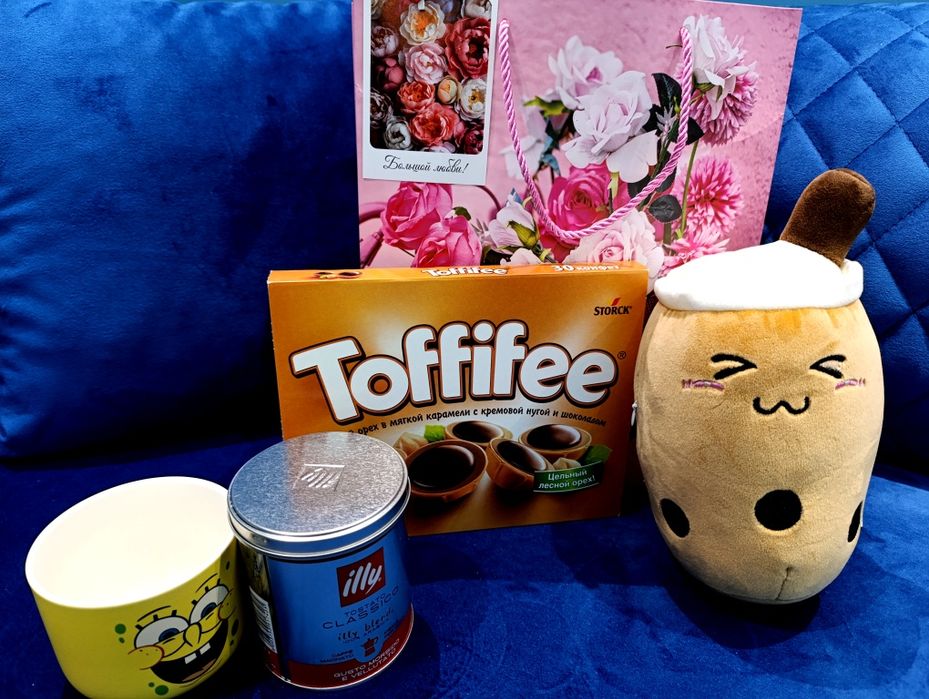 Подарок налбоой праздник, 8 марта для девушки