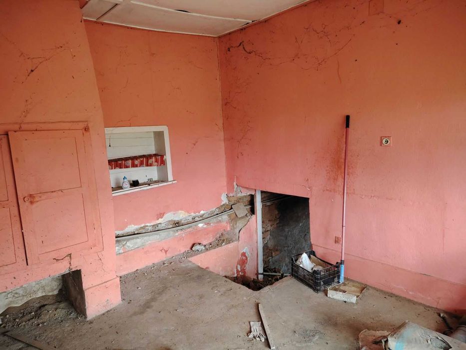 Къща с голямо и равно дворно място в близост до Плевен !