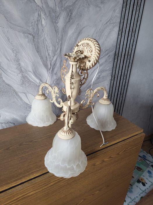 Люстра с каменными плафонами