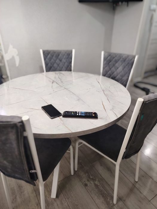 Продается стол со стулями