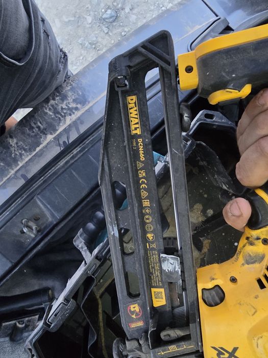 Dewalt DCN660 pistol