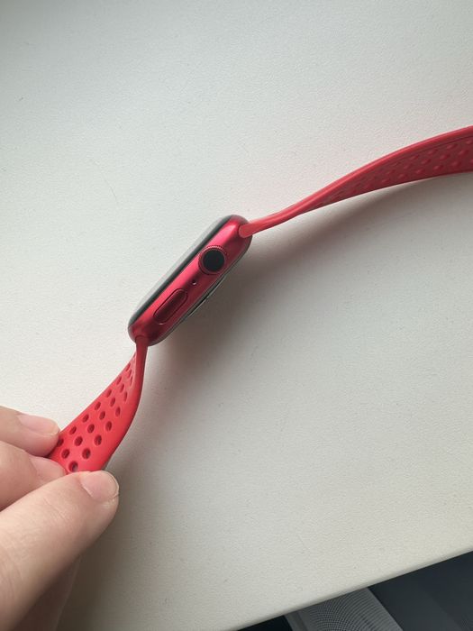 Apple Watch 8 с документами