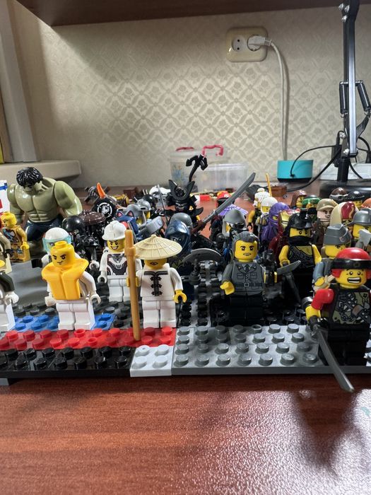 Продам человечков лего