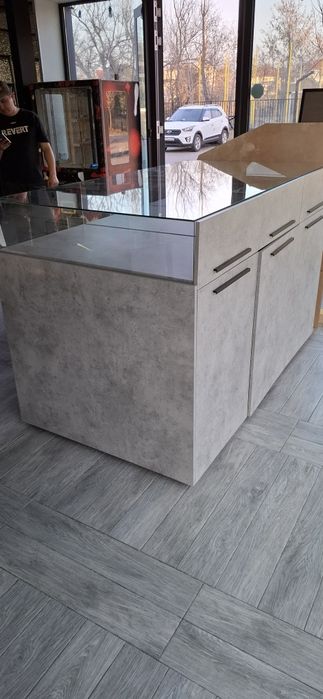 Продам стол витрину (островок)