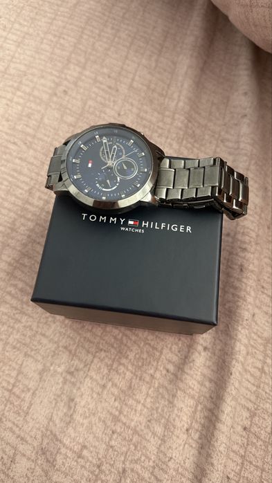 Продавам мъжки часовник Tommy Hilfiger