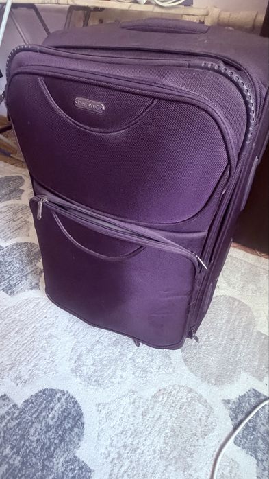 Чемодан большой вместительный продам