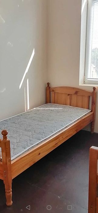 Дървени единични легла с нощни шкафчета