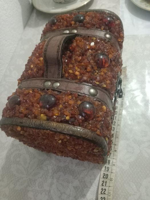 Шкатулка,инкрустированная янтарем