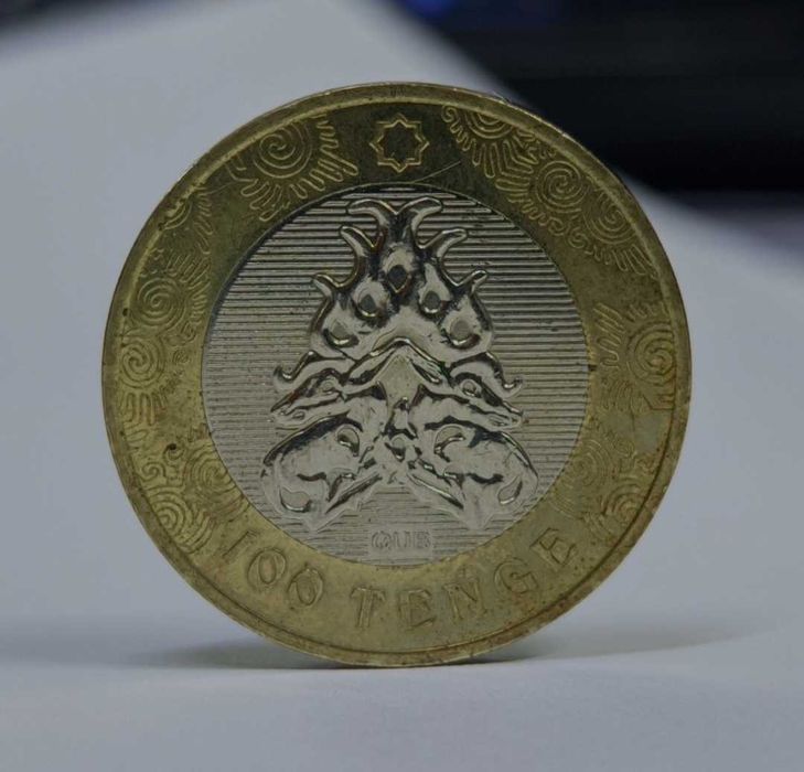 Монеты 100 тенге.