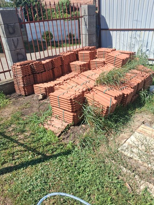 Vand  țigla marislea ceramica,nefolosita, 50 coame si 50 laterale pretul negociabil laterale si coam0e