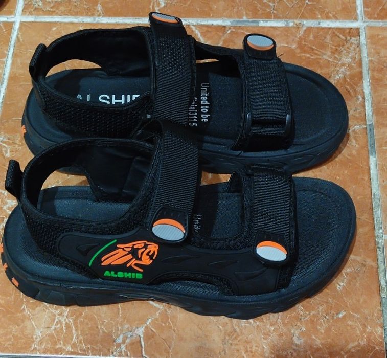 Продам сандалии на мальчика