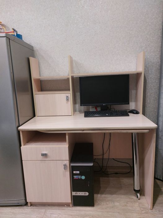 Компьютерный стол письменный