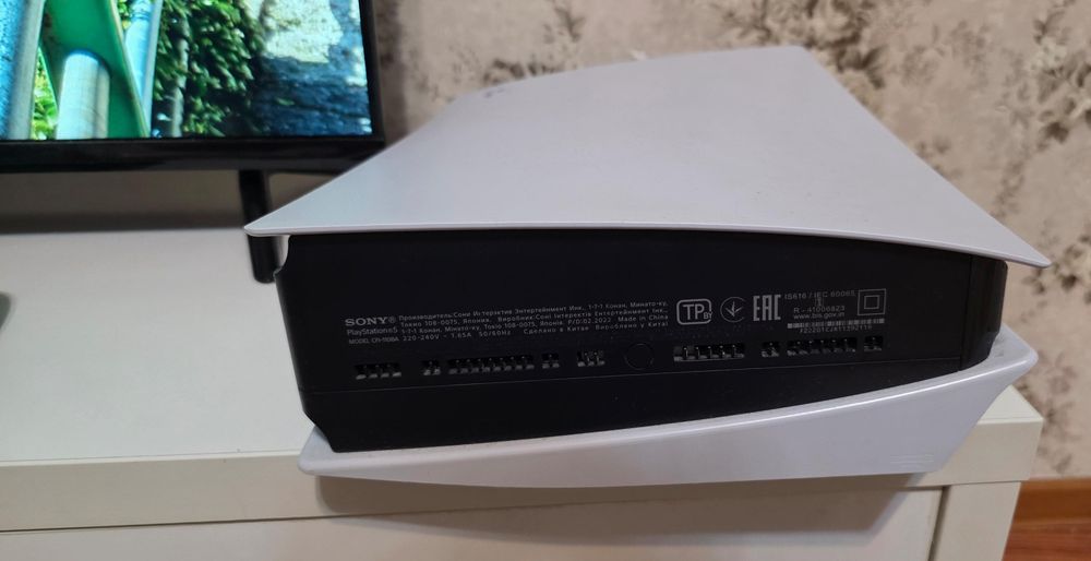 PS5  2 джойстика, 4 игры